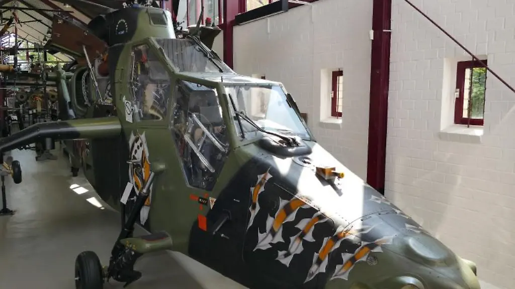 Im-Hubschraubermuseum-steht-ein-Kampfhubschrauber-vom-Typ-Tiger-von-Eurocopter