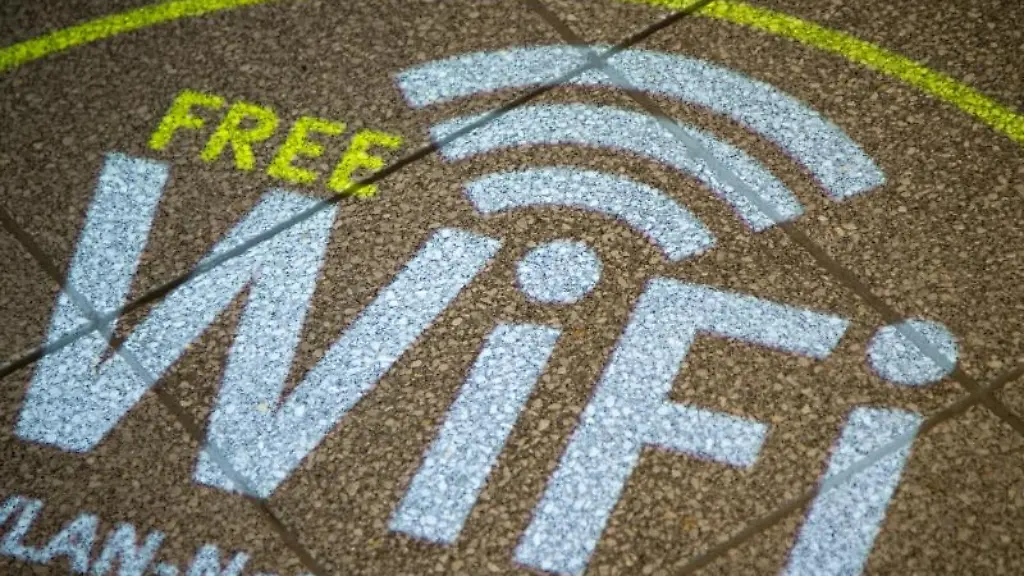 Der-Schriftzug-Free-WIFI-ist-auf-einem-Fussboden-zu-sehen