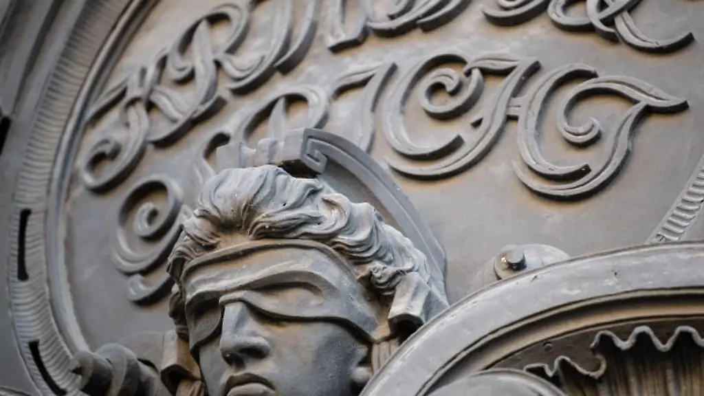 Eine-Statue-der-Justitia-mit-verbundenen-Augen-am-Eingang-eines-Gerichts