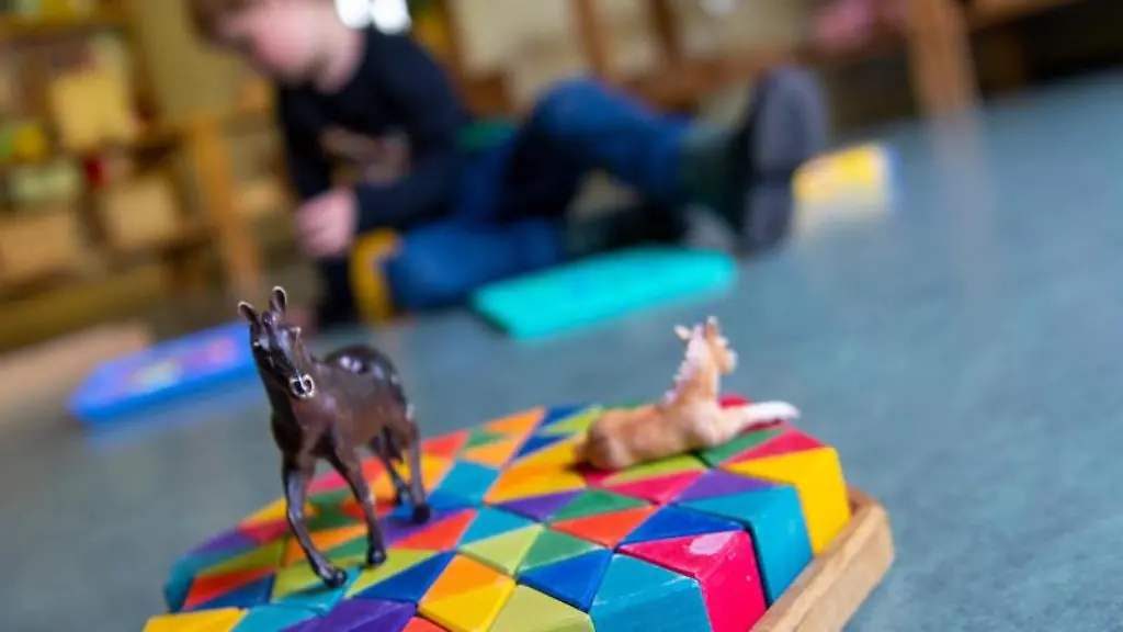 Ein-Kind-spielt-in-einem-Kindergarten-auf-dem-Boden