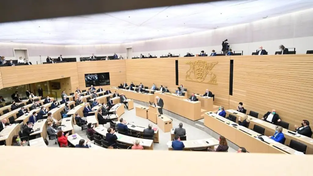 Blick-in-den-Plenarsaal-des-Landtags-von-Baden-Wuerttemberg