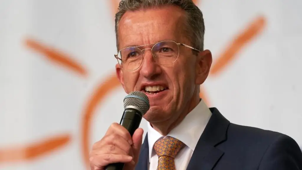 Joachim-Streit-Fraktionsvorsitzender-der-Freien-Waehler-im-Landtag-von-Rheinland-Pfalz-spricht