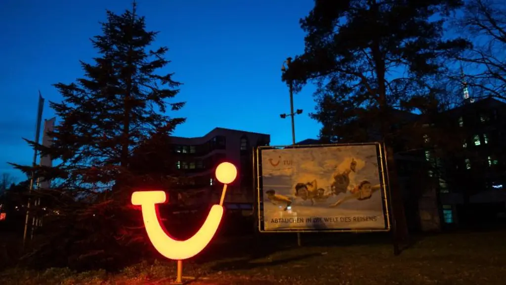 Das-Tui-Logo-leuchtet-vor-einem-Buerogebaeude-der-Tui-Deutschland-GmbH