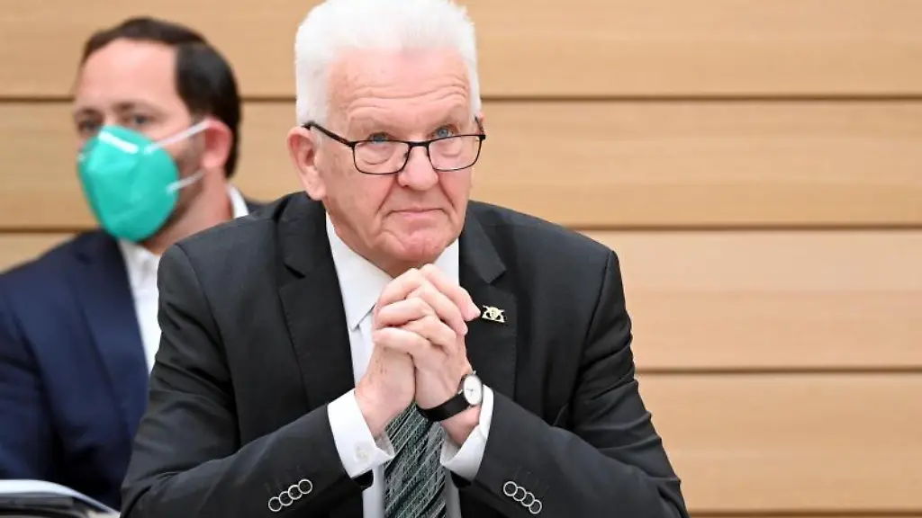 Winfried-Kretschmann-Buendnis-90-Die-Gruenen-Ministerpraesident-von-Baden-Wuerttemberg-sitzt-im-Landtag
