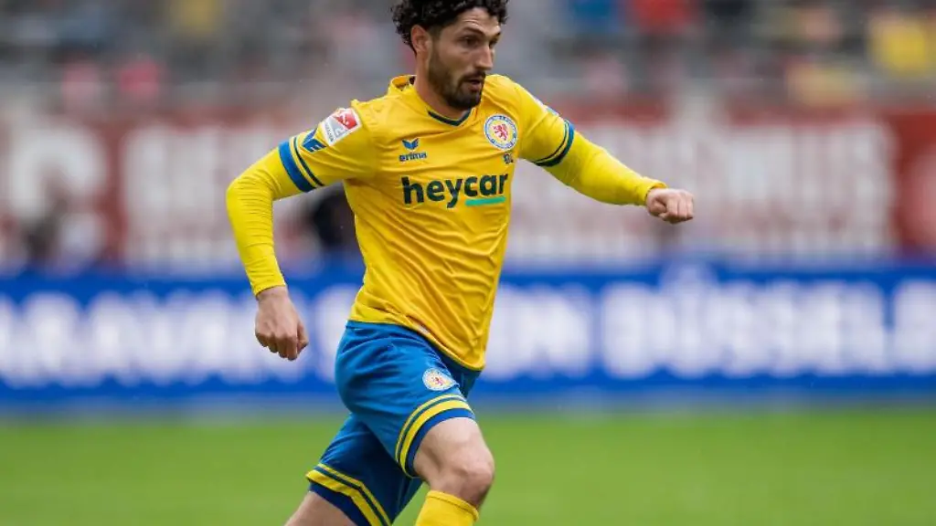 Braunschweigs-Fabio-Kaufmann-spielt-den-Ball