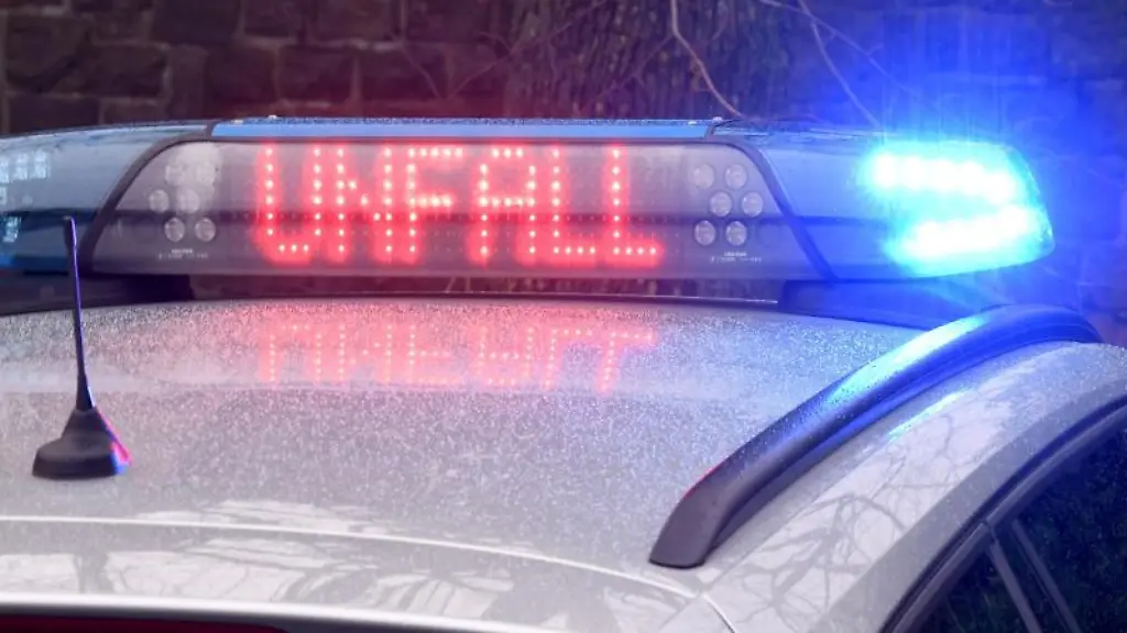 Die-Leuchtschrift-Unfall-auf-dem-Dach-eines-Polizeiwagens