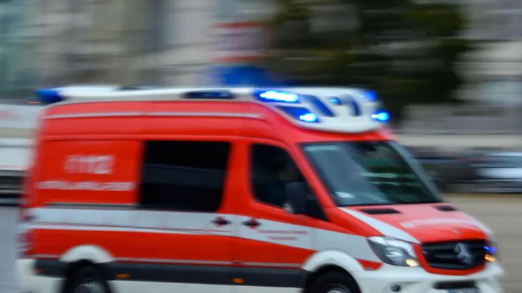 Ein-Rettungsfahrzeug-der-Feuerwehr-ist-im-Einsatz