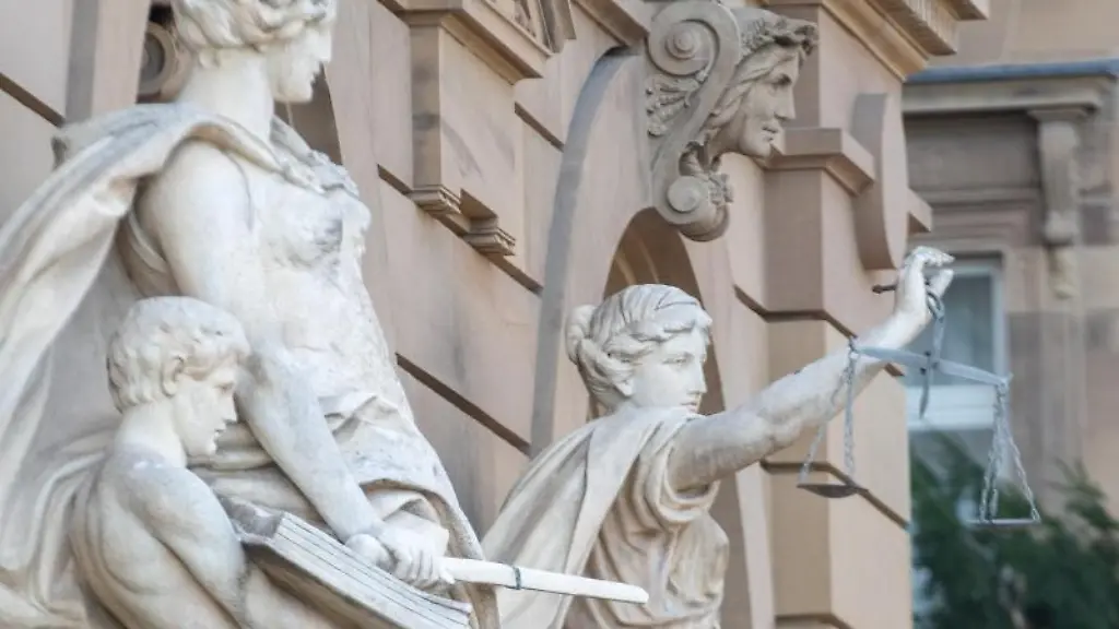 Vor-einem-Gerichtsgebaeude-steht-u-a-eine-Statue-der-Justitia