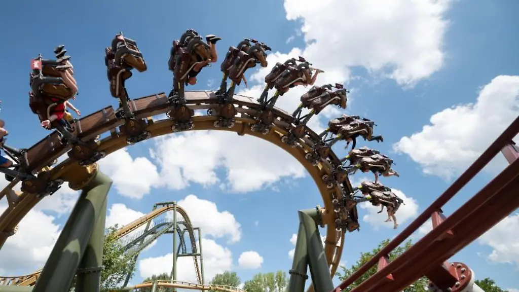 Besucher-fahren-im-Erlebnispark-Tripsdrill-in-der-Achterbahn-Hals-ueber-Kopf