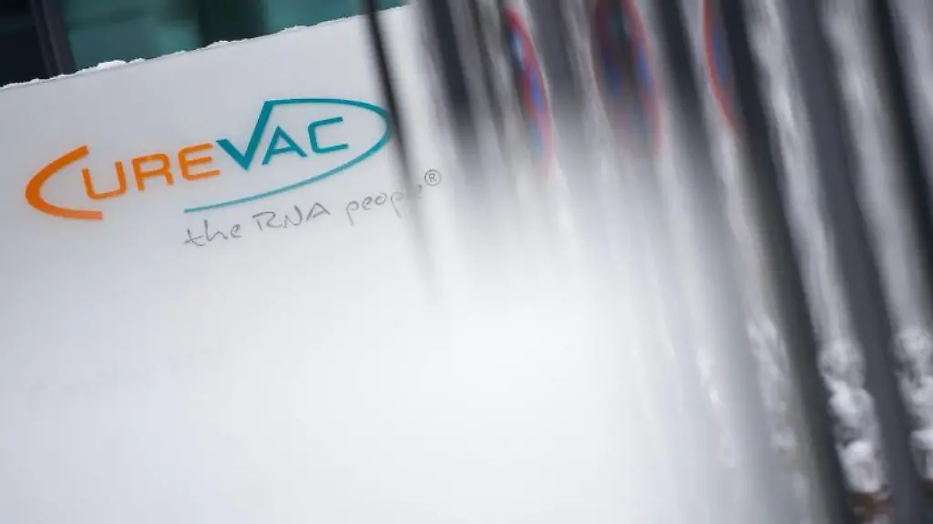 Das-Logo-des-Biotech-Unternehmen-Curevac-mit-dem-Slogan-the-RNA-people-steht-an-der-Unternehmenszentrale