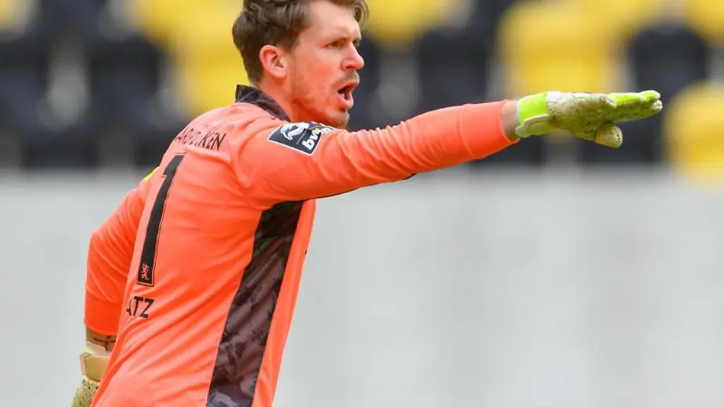 Saarbrueckens-Torwart-Daniel-Batz-gestikuliert