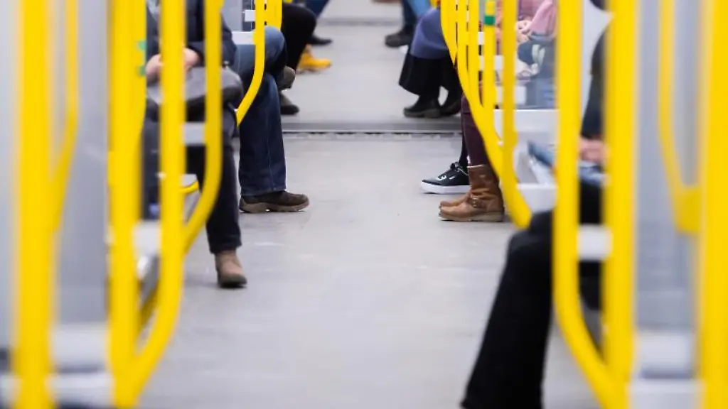 Fahrgaeste-sitzen-in-einer-U-Bahn