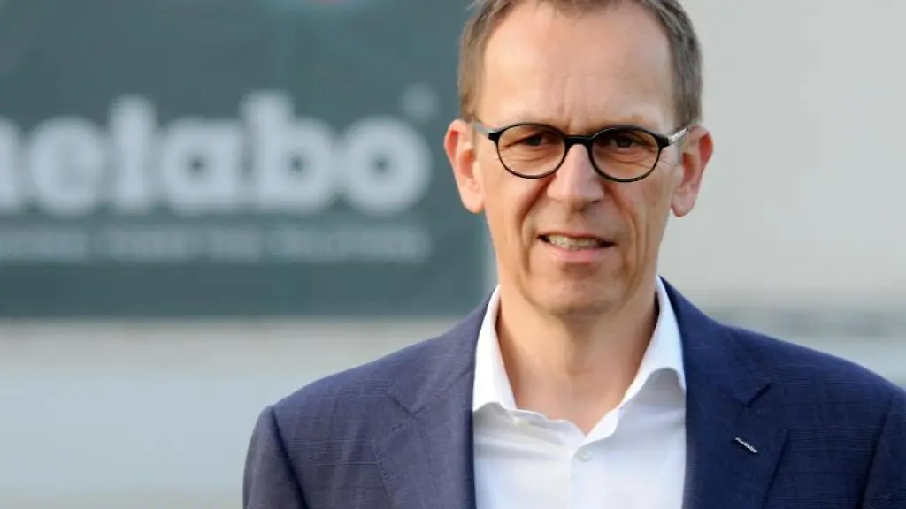 Der-langjaehrige-Firmenchef-des-schwaebischen-Werkzeugherstellers-Metabo-Horst-Garbrecht-steht-auf-dem-Gelaende-der-Metabo-Firmenzentrale-in-Nuertingen-vor-einem-Firmenlogo