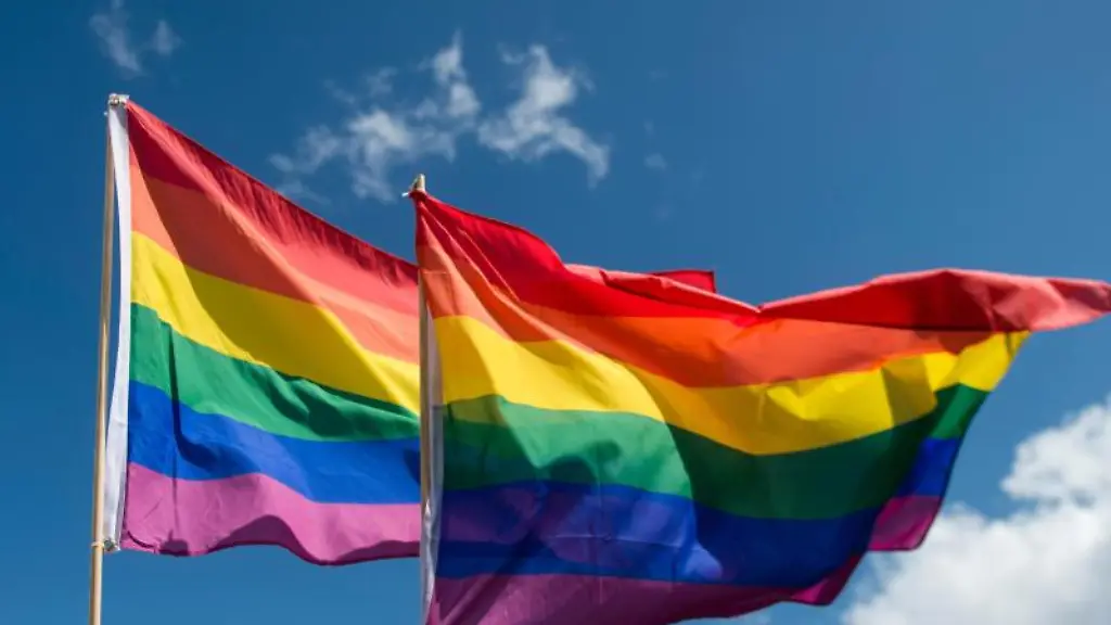 Regenbogenfahnen-wehen-im-Wind