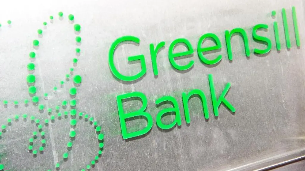 Ein-Schild-mit-dem-Firmennamen-Greensill-Bank-haengt-am-Eingang-der-Bremer-Privatbank