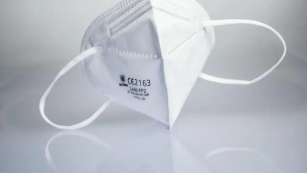 Eine-FFP2-Maske-liegt-auf-einem-Leuchttisch