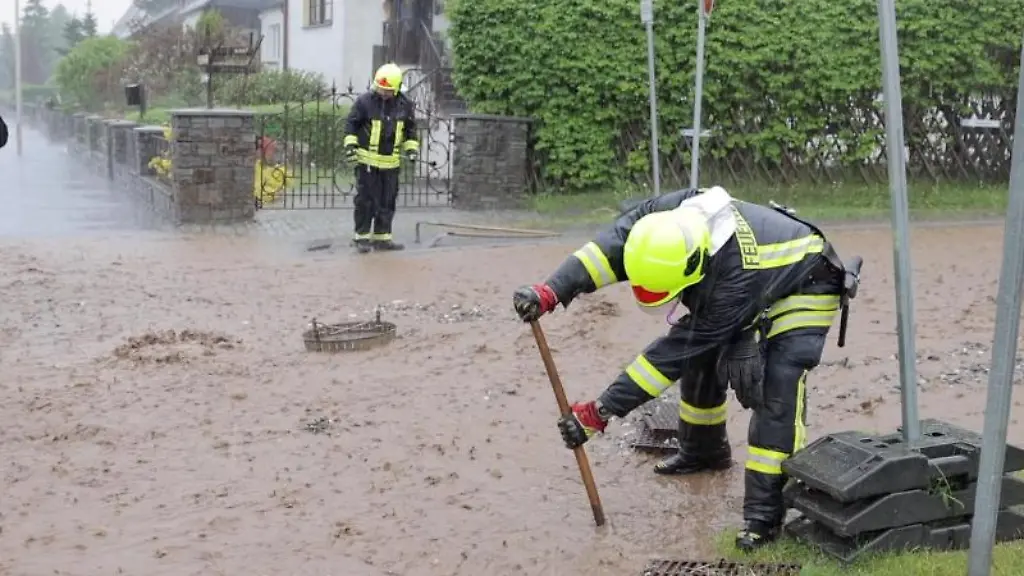 Feuerwehrleute-sind-im-Ortsteil-Geyersdorf-mit-Aufraeumarbeiten-beschaeftigt