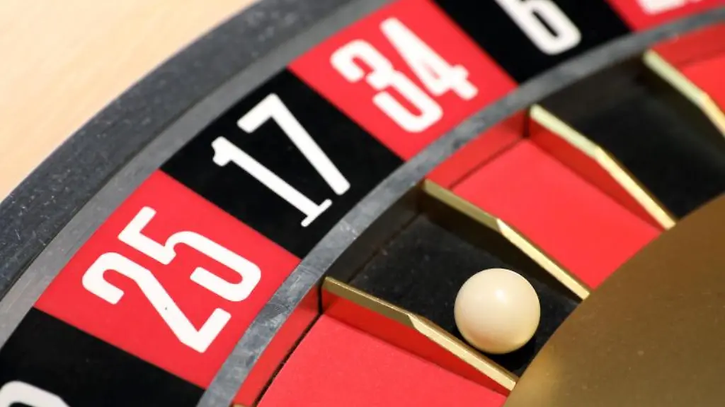 In-einer-Spielbank-liegt-beim-Roulette-die-Kugel-bei-der-Zahl-17