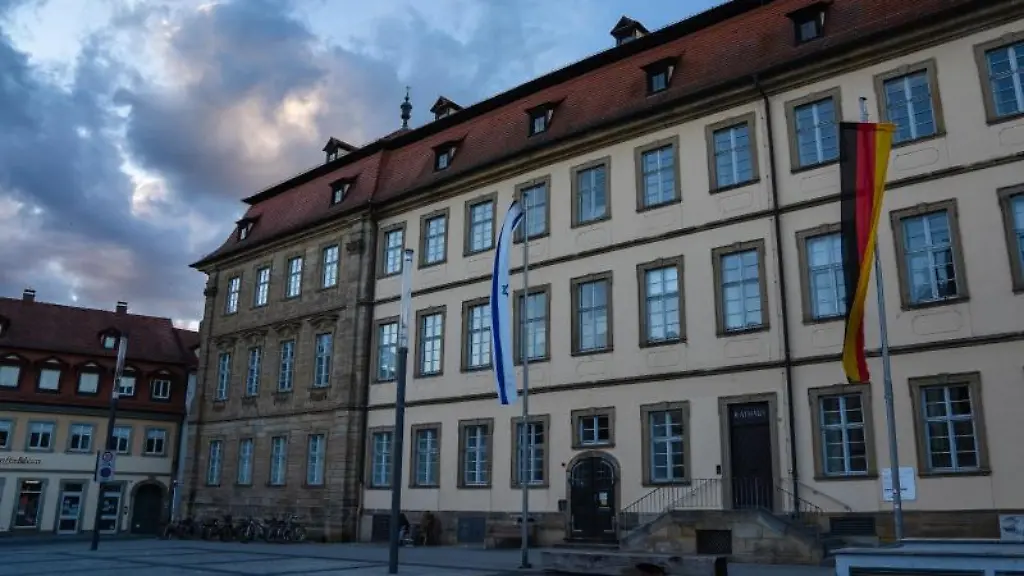 Das-Bamberger-Rathaus-waehrend-des-Uebergangs-vom-Sonnenuntergang-zur-blauen-Stunde