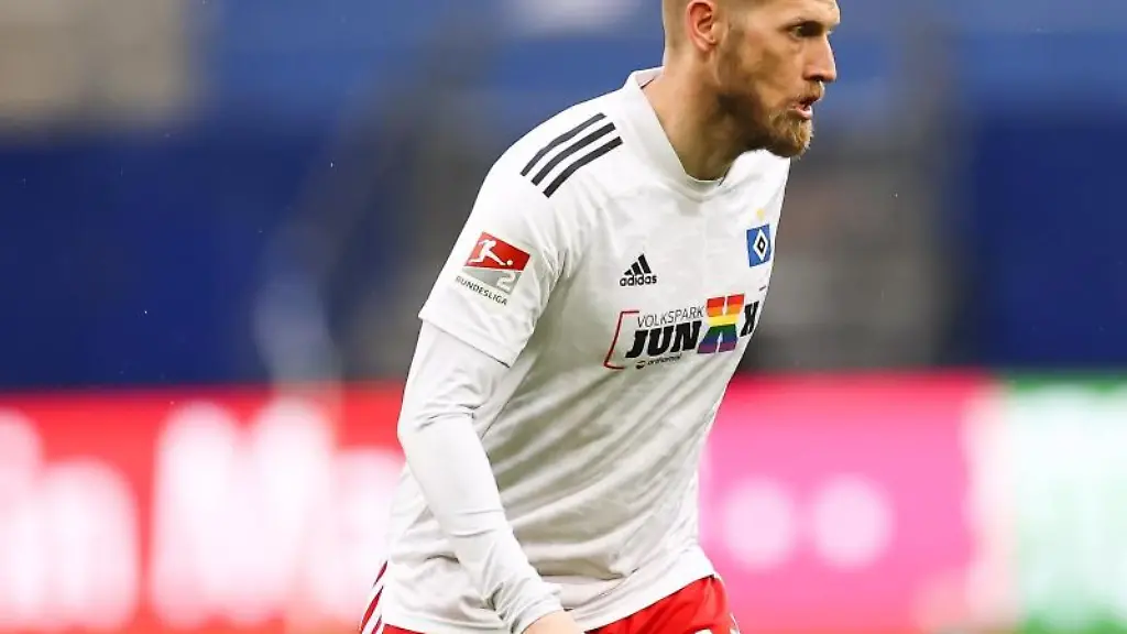 Hamburgs-Aaron-Hunt-spielt-den-Ball