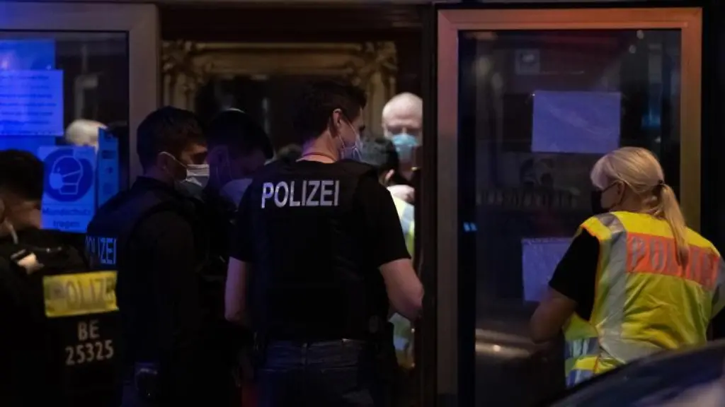 Polizisten-stehen-vor-dem-Hotel-Panorama-in-der-Naehe-des-Kurfuerstendamms