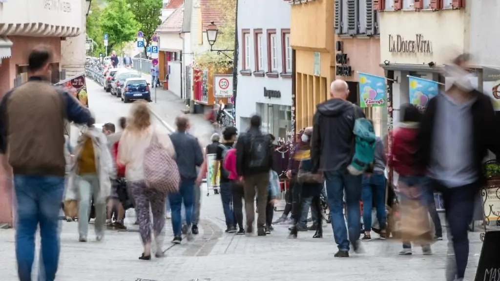 Menschen-gehen-durch-die-Fussgaengerzone
