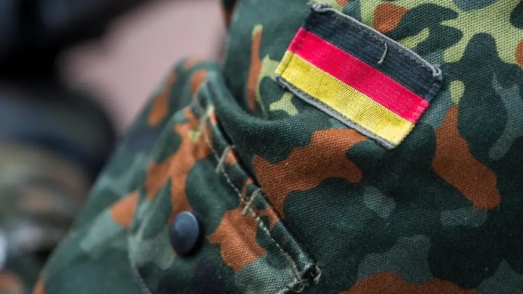 Die-Deutschlandflagge-ist-auf-der-Uniform-eines-Bundeswehrsoldaten-zu-sehen