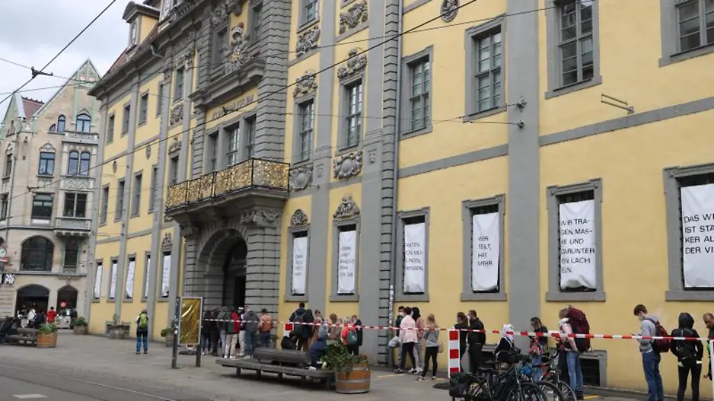 Vor-dem-Angermuseum-in-Erfurts-Innenstadt-warten-Leute-auf-den-Einlass