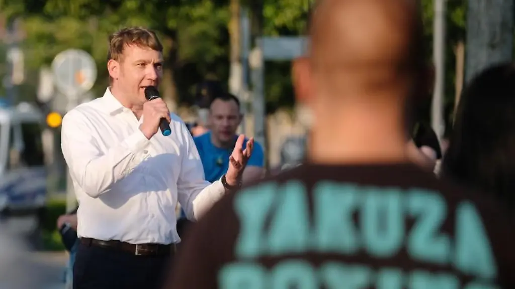 Andre-Poggenburg-ehemaliger-AfD-Politiker-spricht-auf-einer-rechten-Kundgebung