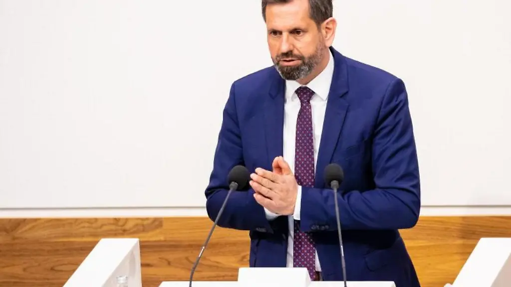 Olaf-Lies-SPD-spricht-im-niedersaechsischen-Landtag