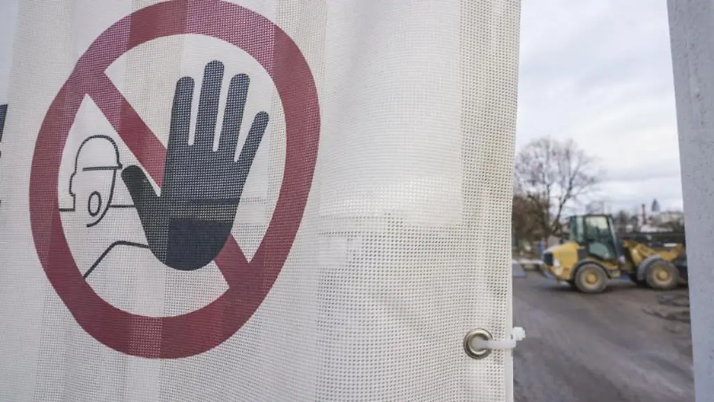 Ein-Warnschild-haengt-an-einem-Zaun