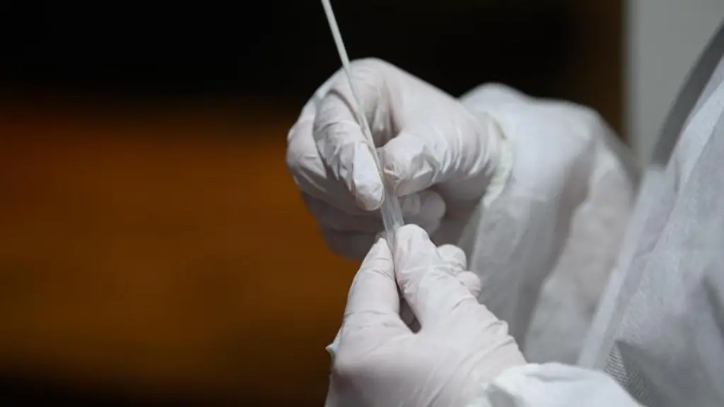 Ein-Corona-Schnelltest-wird-in-einer-Teststation-aufbereitet