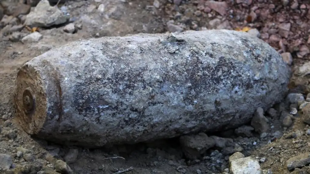 Eine-entschaerfte-Weltkriegsbombe-liegt-in-einer-Baustelle