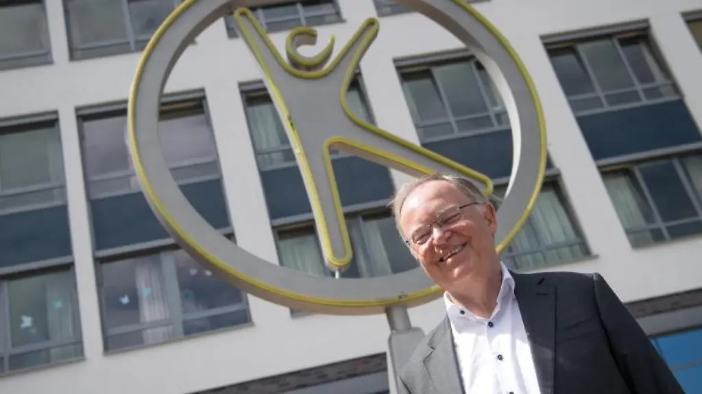 Niedersachsens-Ministerpraesident-Stephan-Weil-steht-vor-dem-Klinikum-Leer
