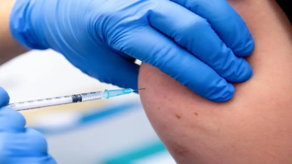 Eine-Person-wird-geimpft