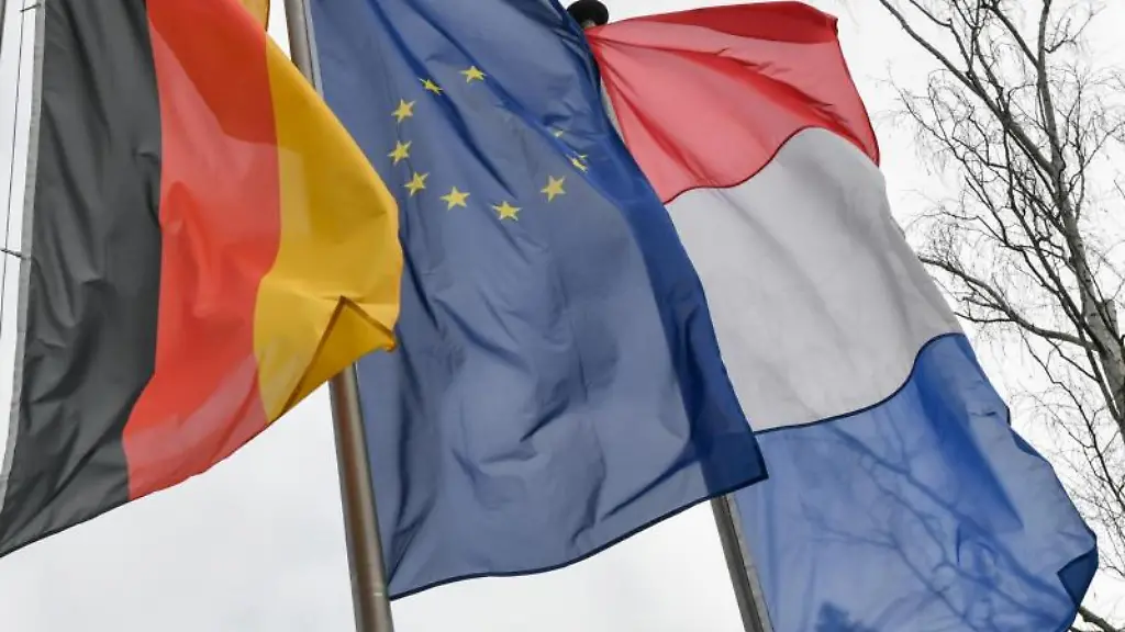 Die-Flaggen-von-Deutschland-der-EU-und-von-Frankreich-sind-zu-sehen