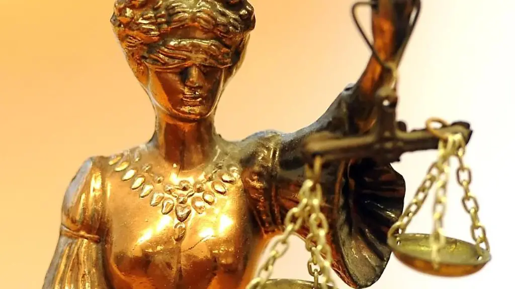 Eine-goldfarbene-Justitia-Figur