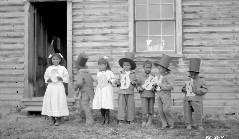 2015-06-02T120000Z-1704993533-TM3EB62106O01-RTRMADP-3-CANADA-ABORIGINALS