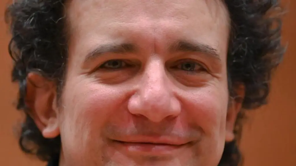 Alain-Altinoglu-Chefdirigent-des-hr-Sinfonieorchesters-schaut-in-die-Kamera