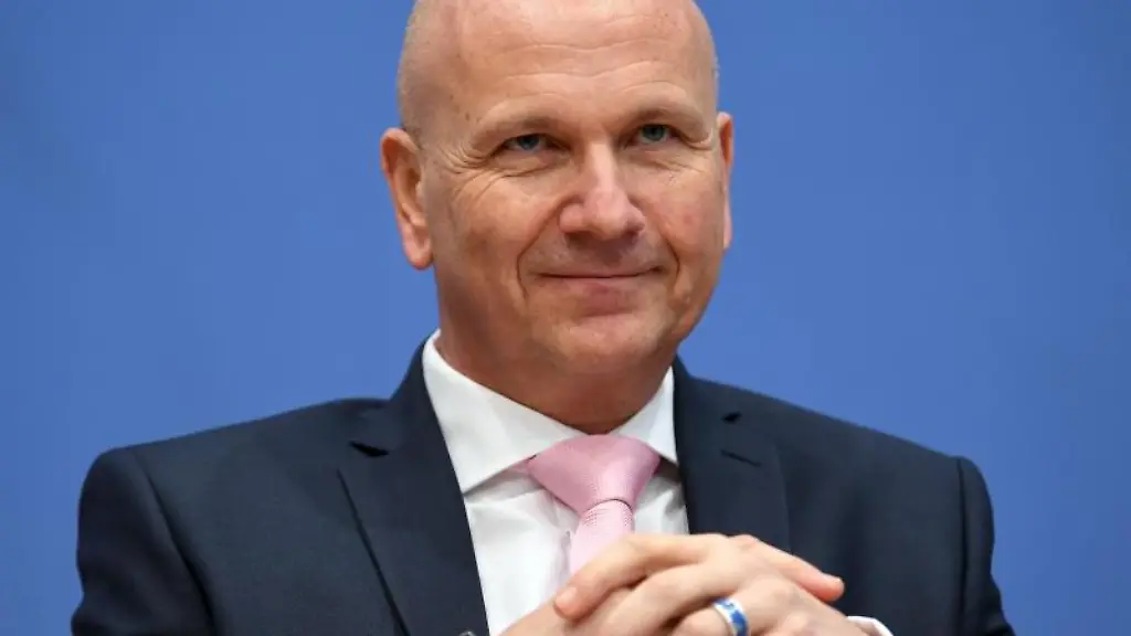 Uwe-Brandl-sitzt-in-einer-Konferenz