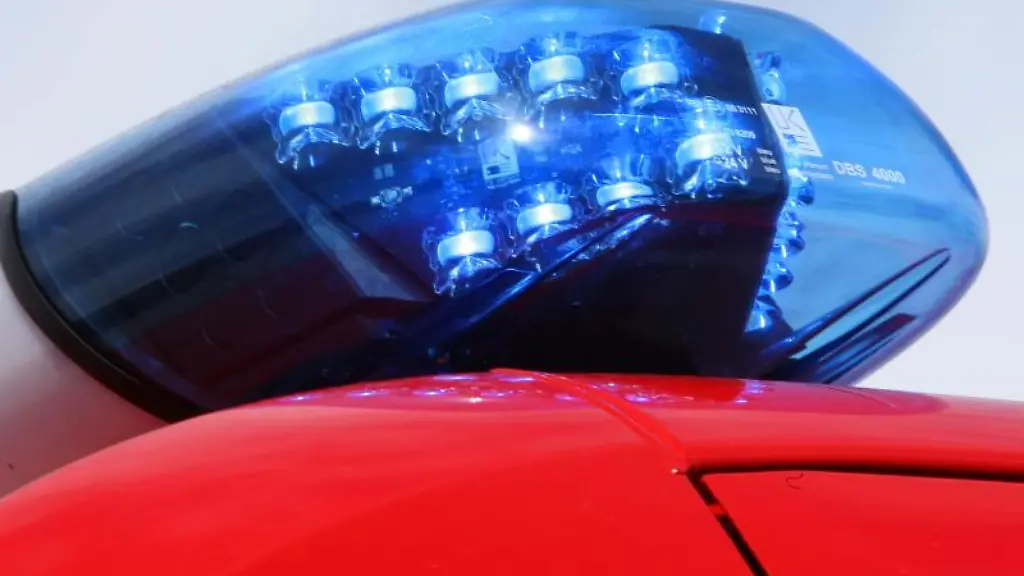 Ein-leuchtendes-LED-Blaulicht-der-Feuerwehr