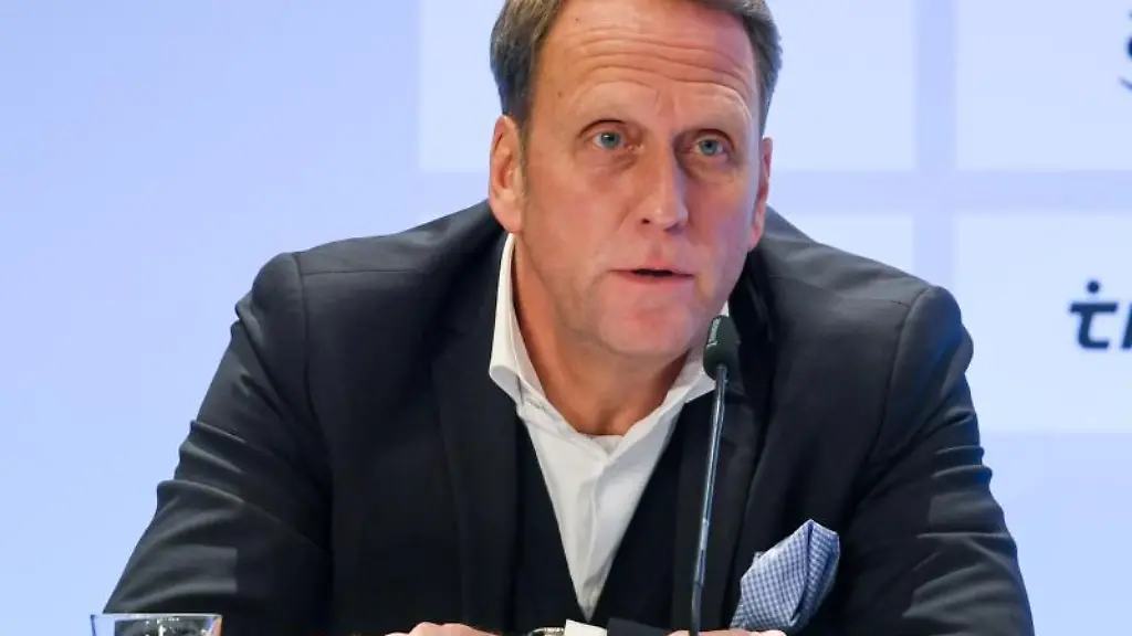 Steffen-Schneekloth-Praesident-von-Holstein-Kiel-spricht-auf-einer-Pressekonferenz