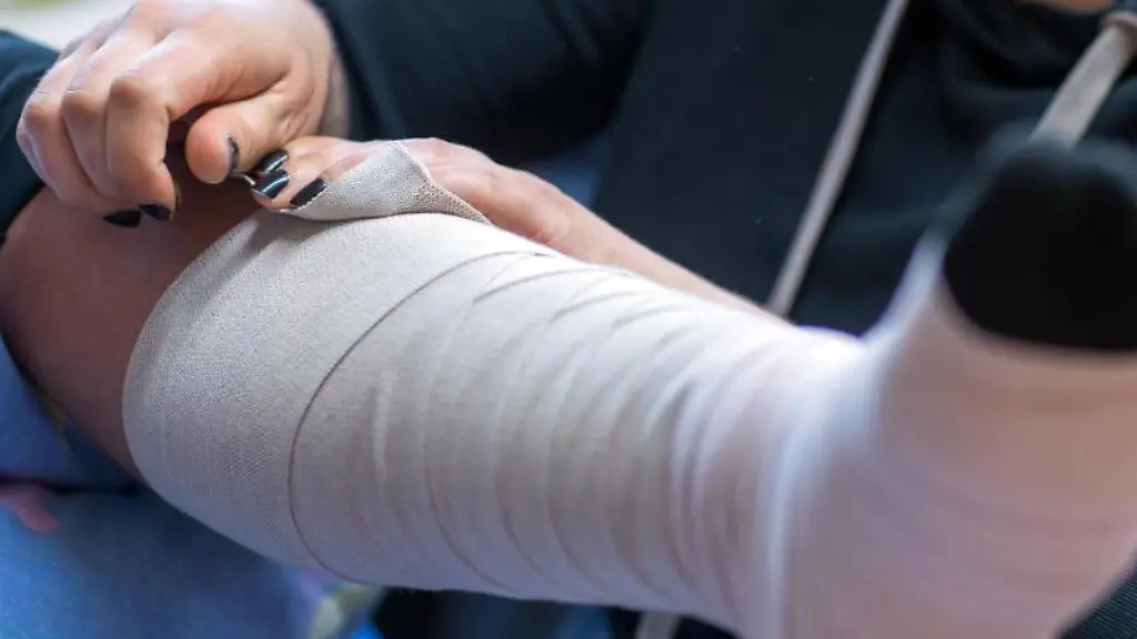 Eine-Pflegeschuelerin-legt-in-der-Altenpflegeschule-einen-Thrombose-Verband-an