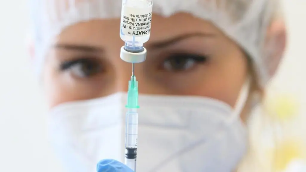 Eine-medizinische-Mitarbeiterin-bereitet-die-Impfungen-gegen-das-Coronavirus-vor