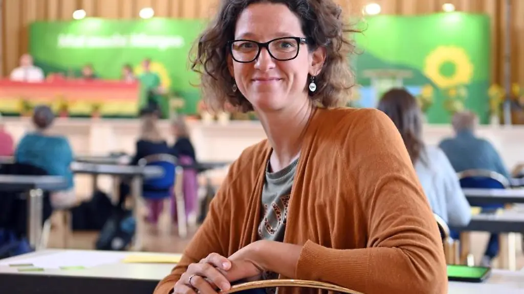 Die-ehemalige-Schwimmerin-Antje-Buschschulte-beim-Landesparteitag-der-Gruenen-in-Sachsen-Anhalt