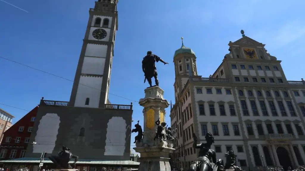 Der-Brunnen-mit-der-Figur-des-roemischen-Kaisers-Augustus-steht-in-Augsburg