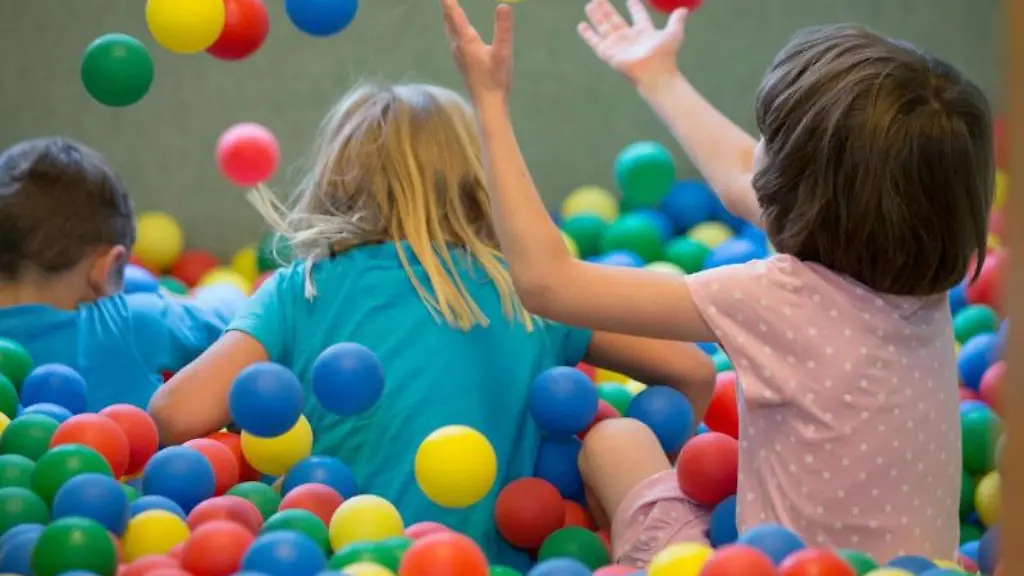 Kinder-spielen-in-einem-Baellebad-in-einer-Kindertagesstaette-Kita