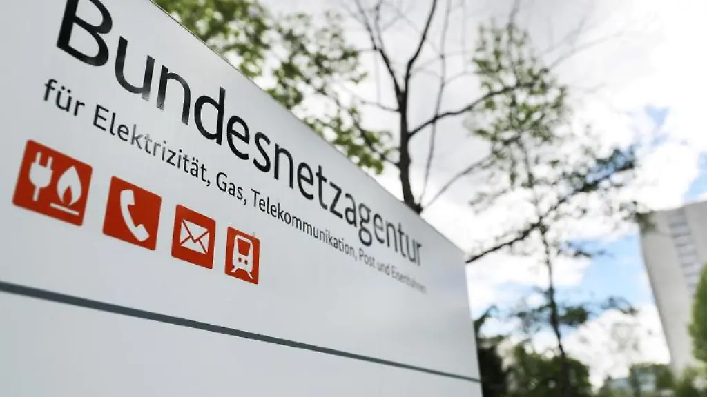 Ein-Schild-weist-auf-den-Sitz-der-Bundesnetzagentur-hin