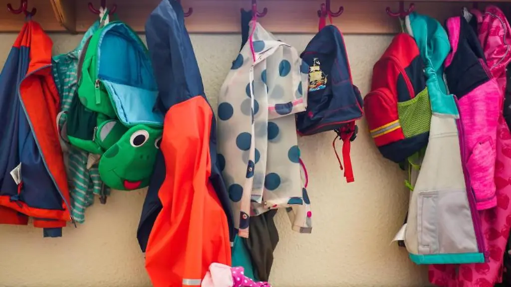 Jacken-und-Rucksaecke-haengen-an-der-Garderobe-einer-Kita