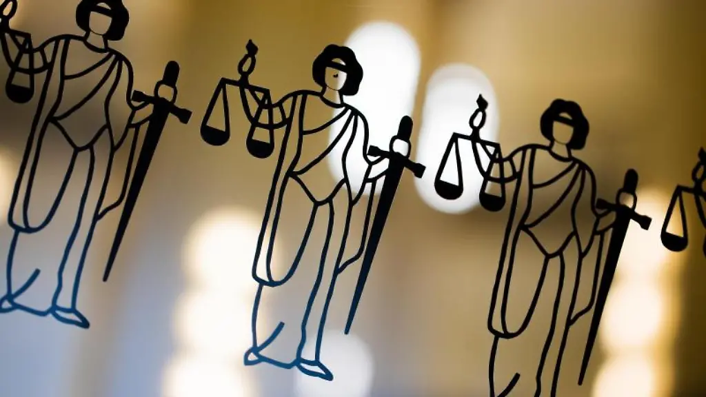 Abbildungen-der-Justitia-an-einer-Scheibe-am-Eingang-zu-einem-Gericht